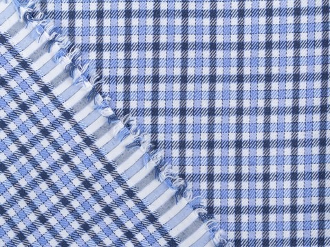 Белая ткань в мелкую сине-голубую клетку из полиэстера