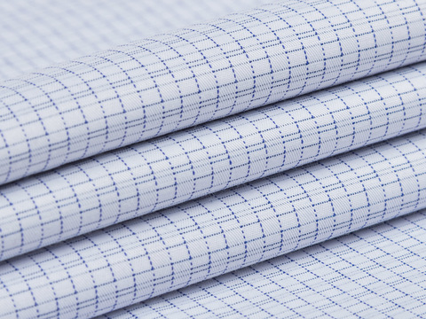 Белая ткань в синюю клетку из хлопка и полиэстера