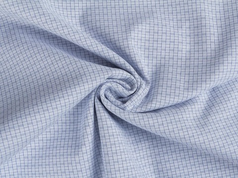 Белая ткань в синюю клетку из хлопка и полиэстера