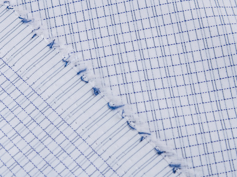 Белая ткань в синюю клетку из хлопка и полиэстера