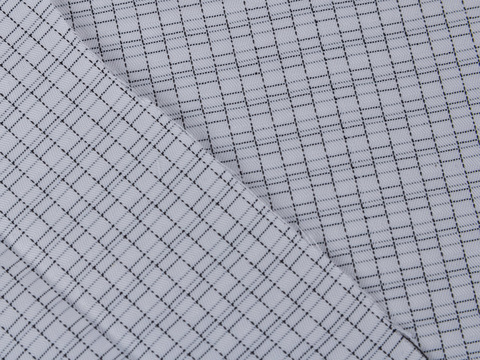 Белая ткань с чёрным клечатым принтом из хлопка и полиэстера