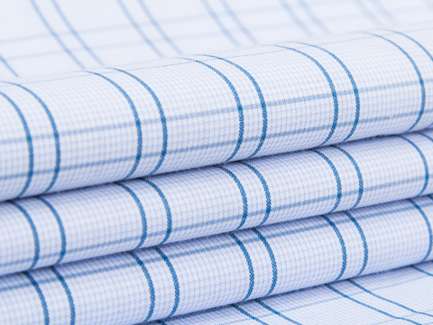 Бело-голубая ткань в среднюю синюю клетку из полиэстера и хлопка