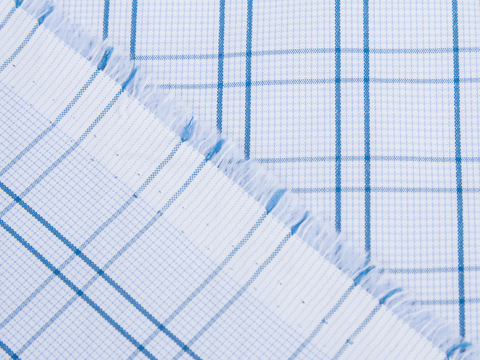 Бело-голубая ткань в среднюю синюю клетку из полиэстера и хлопка