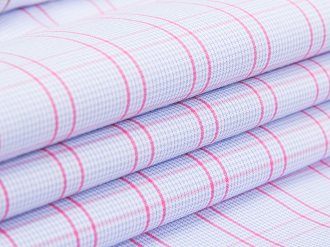 Бело-голубая ткань в среднюю розовую клетку из полиэстера и хлопка