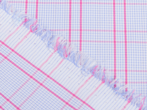Бело-голубая ткань в среднюю розовую клетку из полиэстера и хлопка