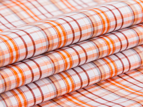 Белая ткань в оранжево-бордовую клетку из полиэстера и хлопка