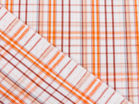 Белая ткань в оранжево-бордовую клетку из полиэстера и хлопка