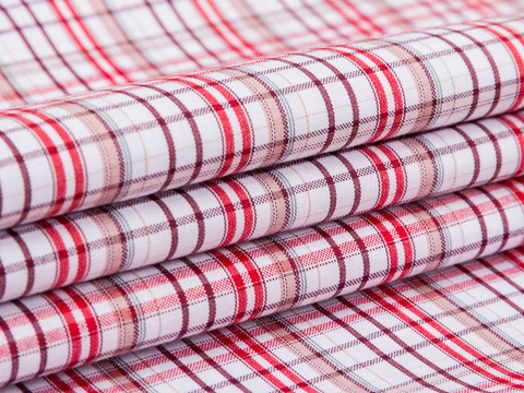 Белая ткань в красно-бордовую клетку из полиэстера и хлопка