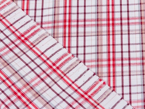 Белая ткань в красно-бордовую клетку из полиэстера и хлопка