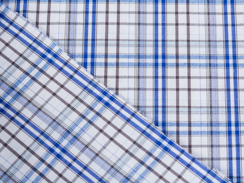 Белая ткань в мелкую сине-серую клетку из полиэстера и хлопка