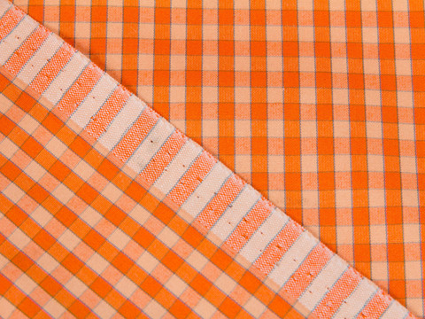 Ткань в мелкую оранжевую клетку из полиэстера и хлопка