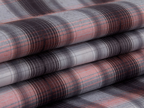 Белая ткань в коричнево-розовую клетку из полиэстера и хлопка