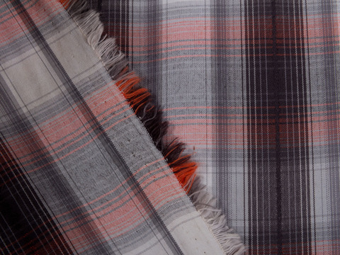 Белая ткань в коричнево-розовую клетку из полиэстера и хлопка