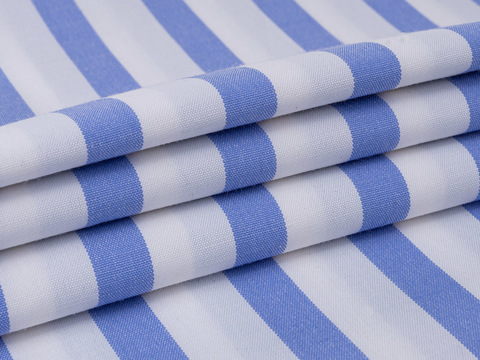 Ткань в бело-голубую полоску из полиэстера и хлопка