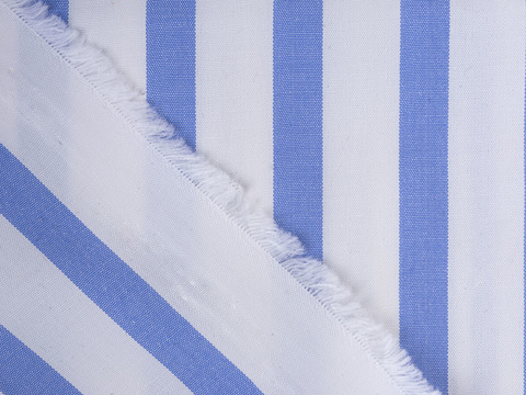 Ткань в бело-голубую полоску из полиэстера и хлопка