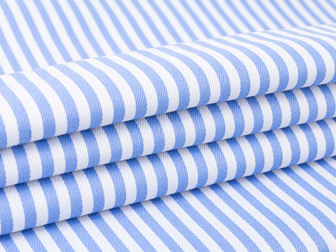 Бело-голубая ткань в полоску из полиэстера и хлопка