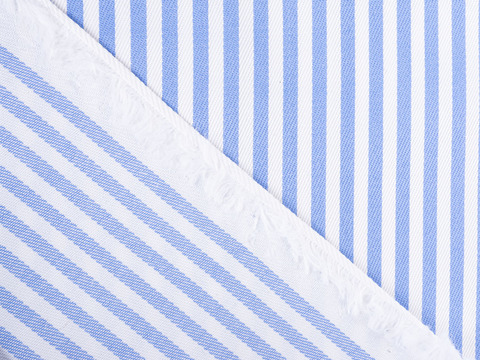 Бело-голубая ткань в полоску из полиэстера и хлопка