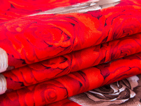 Яркая ткань с красными розами хлопок