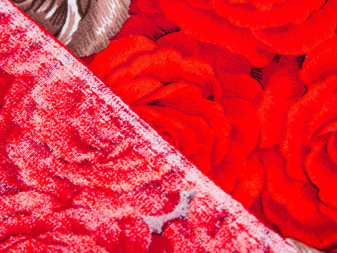 Яркая ткань с красными розами хлопок