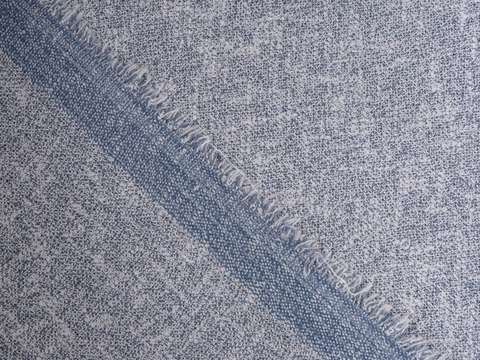 Ткань сине-серого цвета из полиэстера и вискозы